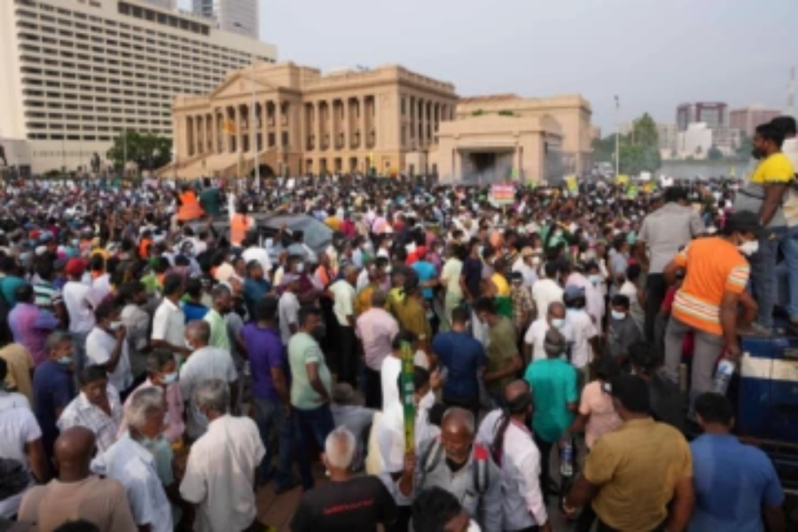 நாட்டு மக்களிடம் விரிவுரையாளர் விடுத்துள்ள கோரிக்கை!