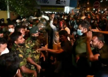 போராட்டகளத்தில் களவாடப்பட்ட இராணுவ அதிகாரி ஒருவரின் துப்பாக்கி!