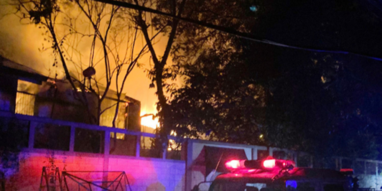 பிரதமர் ரணிலின் வீடு எரிக்கப்பட்டதன் பின்னணியில் சஜித் உள்ளாரா?