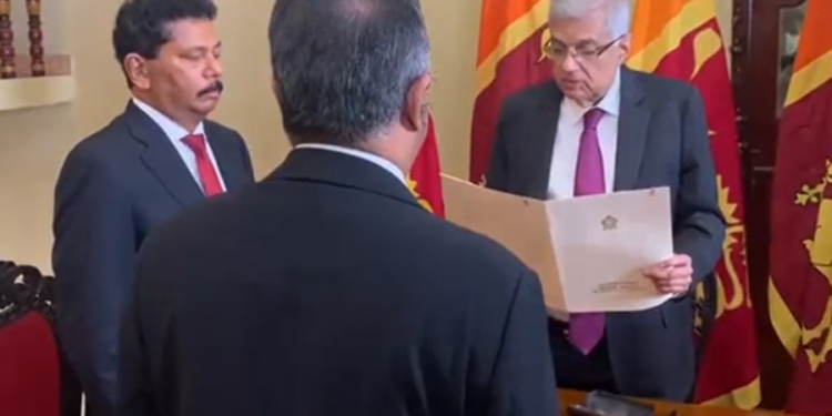 பதில் ஜனாதிபதியாக ரணில் விக்ரமசிங்க பதவி பிரமாணம் செய்து கொண்டார்