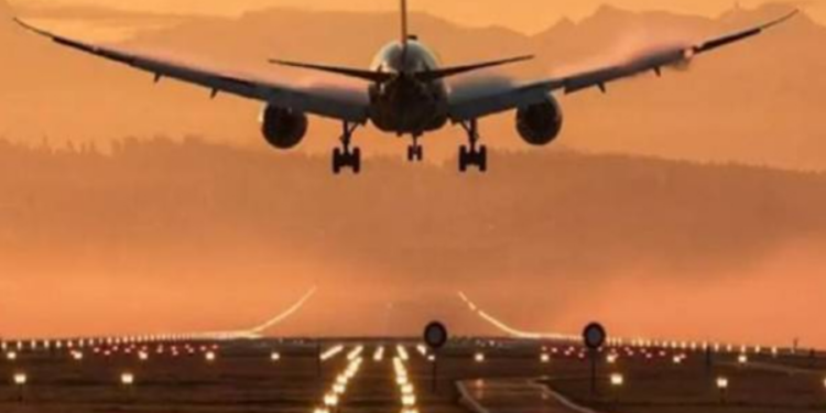 நடு வானில் அவசரமாக தரையிறக்கப்பட்ட விமானம்