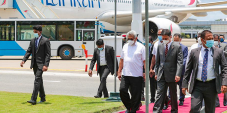 மகனின் பாதுகாப்பிற்க்காக அமெரிக்கா செல்வதனை தவிர்க்கும் கோட்ட