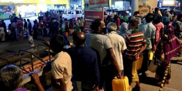 எரிபொருள் வரிசையில் காத்திருந்த உப அதிபர் உயிரிழப்பு!