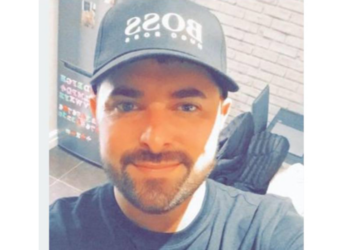 சூரிய ஒளியை பயன்படுத்தி இறைச்சி சமைக்கும் நபர்