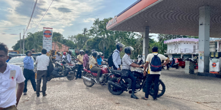 நுணாவில் எரிபொருள் நிலையத்தில் குழப்பத்தை ஏற்ப்படுத்திய வங்கி ஊழியர்கள்