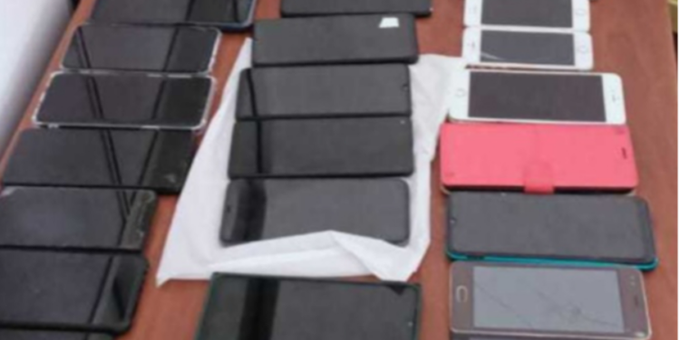 யாழில் தொலைபேசிகளை திருடிய மூவர் கைது!