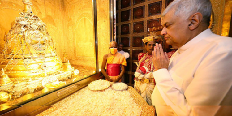 தலதா மாளிகையில் விசேட வழிபாட்டில் ஈடுபட்ட ஜனாதிபதி