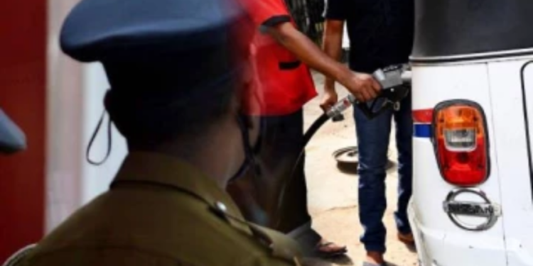 யாழில் பெற்றோல் கேட்ட பொலிஸ் அதிகாரி பணி நீக்கம்!