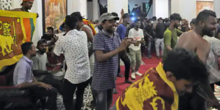 ஜனாதிபதியின் உத்தியோகபூர்வ கொடியை திருடியவருக்கு விளக்கமறியல்