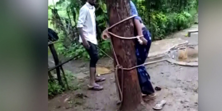 மனைவியை மரத்தில் கட்டி தாக்கிய கணவன்