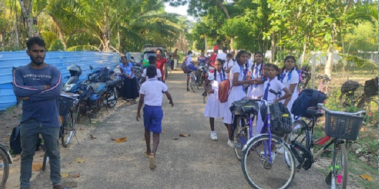 முல்லைத்தீவில்முல்லைத்தீவு பாடசாலை ஒன்றில் ஆசிரியரின் இடமாற்றம் குறித்து கவனயீர்ப்பு போராட்டத்தில் ஈடுபட்ட பெற்றோர்கள்