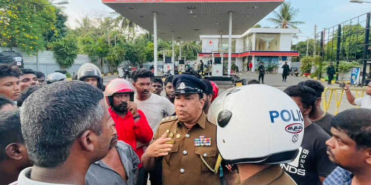 யாழ் எரிபொருள் வரிசையில் இடம்பெற்ற மோதலில் ஒருவர் வைத்தியசாலையில் அனுமதி!