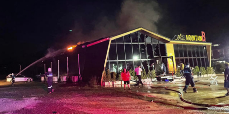 பிரபல நாடொன்றின் மதுக்கடையில் தீ விபத்து!