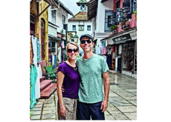 தொடர்ந்து பத்து ஆண்டுகளாக தேனிலவு கொண்டாடும் தம்பதியினர்