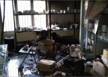 மருந்தகத்தில் ஏற்பட்ட மின்னொழுக்கினால் தீக்கிரையாக்கிய மருந்தகம்!