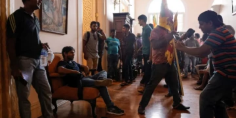 ஜனாதிபதி மாளிகைக்குள் நுழைந்து சேதம் விளைவித்தவர்களை கைது செய்ய பொது மக்களின் உதவியை நாடும் பொலிசார்!