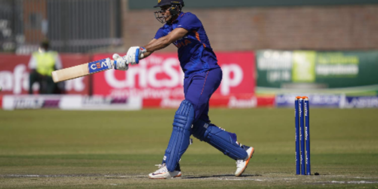 3வது ஒருநாள்  சர்வதேச போட்டியில் முதல் சதத்தை  பதிவு செய்த ஷுப்மான் கில்