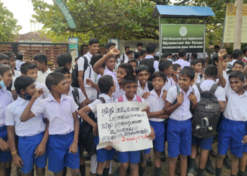 போராட்டத்தில் ஈடுபட்டுள்ள கிளிநொச்சி அக்கராயன் பாடசாலை மாணவர்கள்