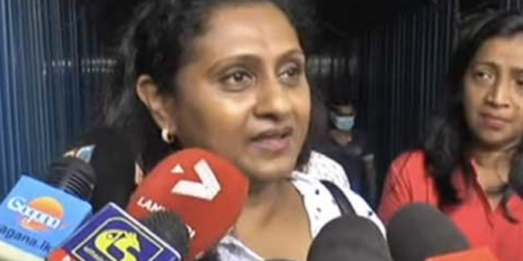 சஜித் பிரேமதாசவின் சகோதரி குடும்பத்துடன் நாட்டை விட்டு வெளியேறினார்!