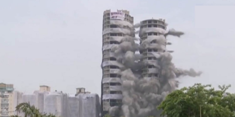 நொய்டா இரட்டை கோபுர கட்டடங்கள் வெடிவைத்து தகர்ப்பு