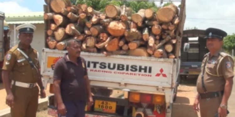 அனுமதிப்பத்திரமின்றி  தேக்கு மரக்குற்றிகளை  கடத்தி செல்ல முற்பட்ட நால்வர் கைது!