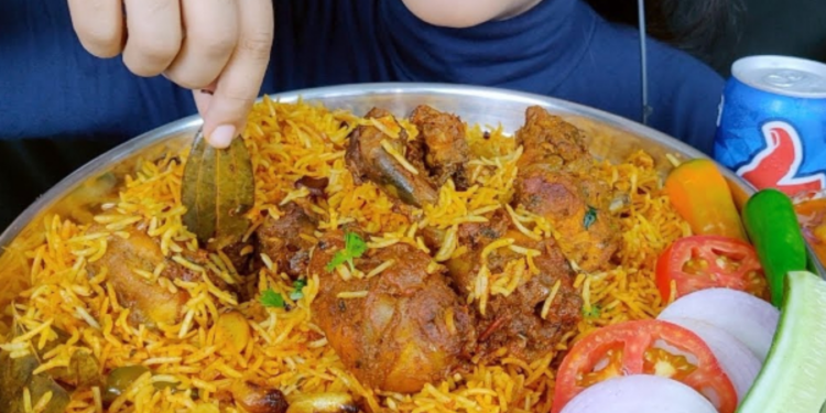 ஆசையாய் கோழிபிரியாணி வாங்கிய நபருக்கு காத்திருந்த அதிர்ச்சி!