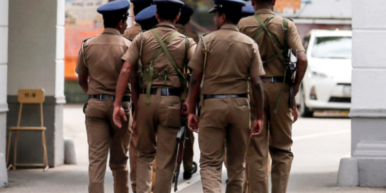 சிறுவர் துஷ்பிரயோகத்தில்   ஈடுபட்ட ஆசிரியர் ஒருவர் கைது!