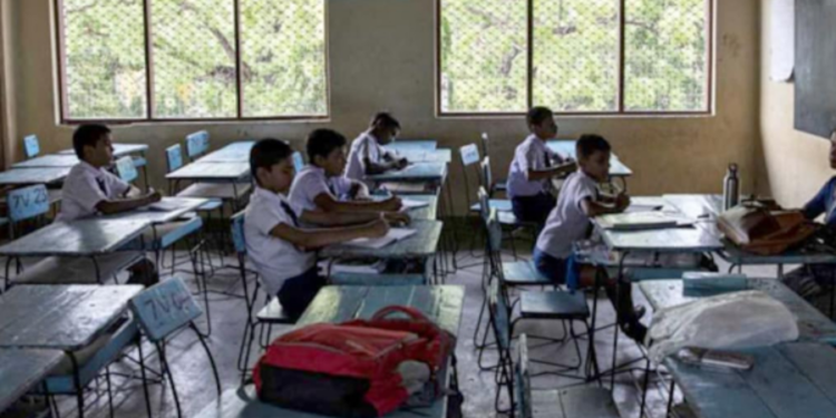 மாணவனை மூர்க்கதனமாக தாக்கிய பாடசாலை அதிபர்