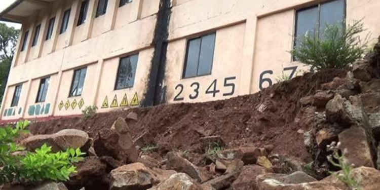 கடும் மழையால் பாடசாலை ஒன்றிற்கு விடுக்கப்பட்டுள்ள எச்சரிக்கை!