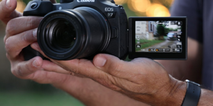 பாடசாலை மாணவியை மிரட்டி ரகசிய காணொளி எடுத்தவர் கைது!