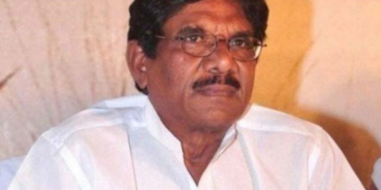 சிகிச்சை பெற்று வரும் பாரதிராஜாவின் மருத்துவ செலவுகளை ஏற்கும் அரசியல்வாதி!