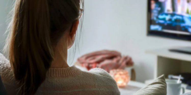 தொலைக்காட்சியை ஆஃப் செய்த மாமியரின் கையை பதம் பார்த்த மருமகள்