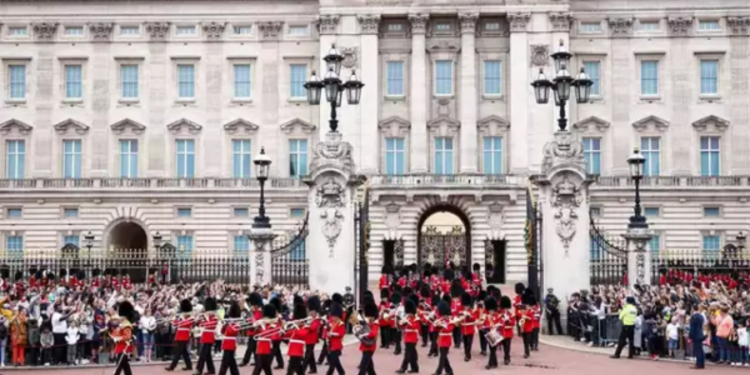 இறுதி சடங்கிற்காக லண்டனிற்கு எடுத்துச் செல்லப்படும் பிரித்தானிய மகாராணியின் உடல்