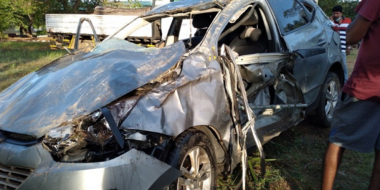 யாழ் கொடிகாமத்தில் வேகக் கட்டுப்பாட்டை இழந்ததில் விபத்திற்கு உள்ளனா கார்