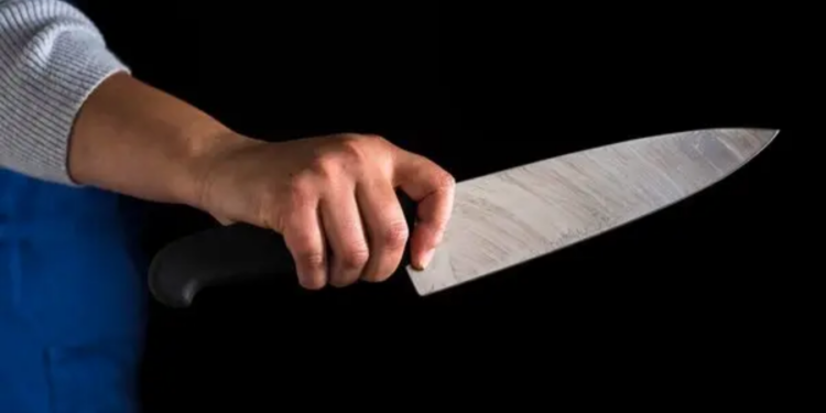 கத்தியுடன் கூட்டத்திற்கு சென்றவரால் பரபரப்பு!