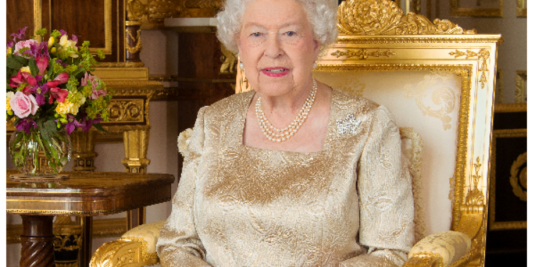 சிறப்பு நகையுடன் அடக்கம் செய்யப்படும் பிரித்தானிய ராணியாரின் உடல்