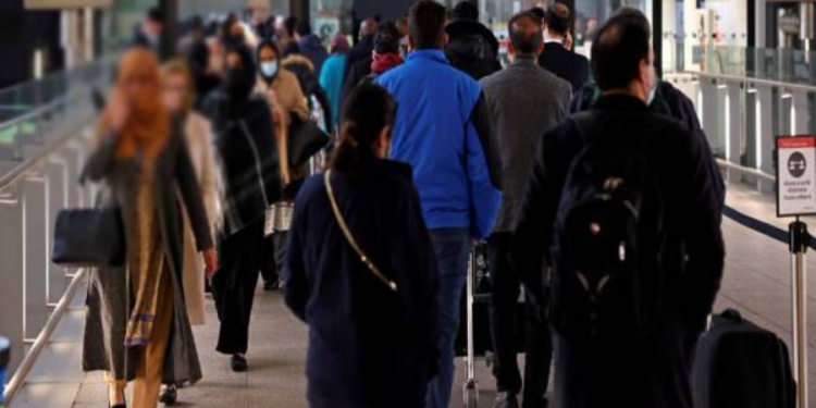 நாட்டின் நெருக்கடியால் நாட்டிலிருந்து வெளியேறுவோர் எண்ணிக்கை அதிகரிப்பு!