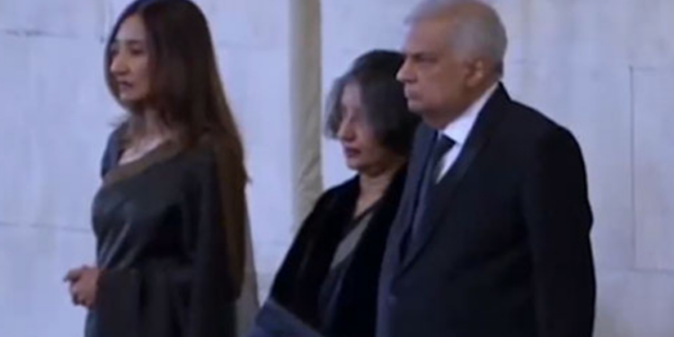 எலிசபத் ராணிக்கு நேரில் சென்று அஞ்சலி செலுத்திய ரணில்