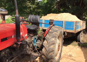 பளையில் சட்டவிரோத மண் அகழ்வில் ஈடுபட்ட நால்வர் கைது!