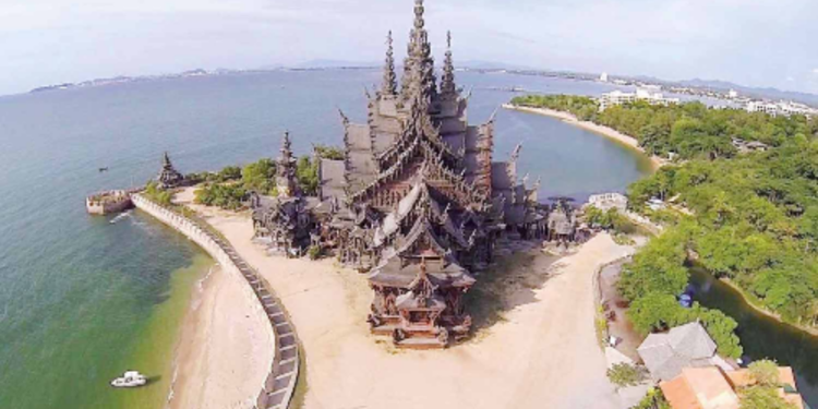 மரத்தால் கட்டப்பட்ட பிரம்மாண்ட ஆலயம்