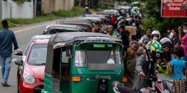 இலங்கையில் மீண்டும் எரிபொருள் வரிசைகள்