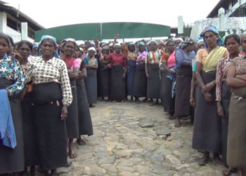 போராட்டத்தில் ஈடுபடும் தோட்ட தொழிலார்கள்