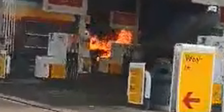 கிழக்கு லண்டனில் பற்றி எரிந்த எரிபொருள் நிரப்பு நிலையம்!