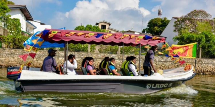 கொழும்பில்  புதிய படகு சேவை