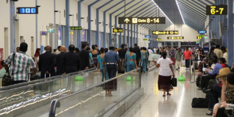 நாட்டை விட்டு வெளியேறும் பெருமளவிலான மக்கள்