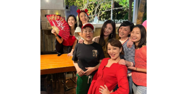 53 வயதில்  விவாகரத்து பெற்றதை குதூகலமாக  கொண்டாடிய பெண்