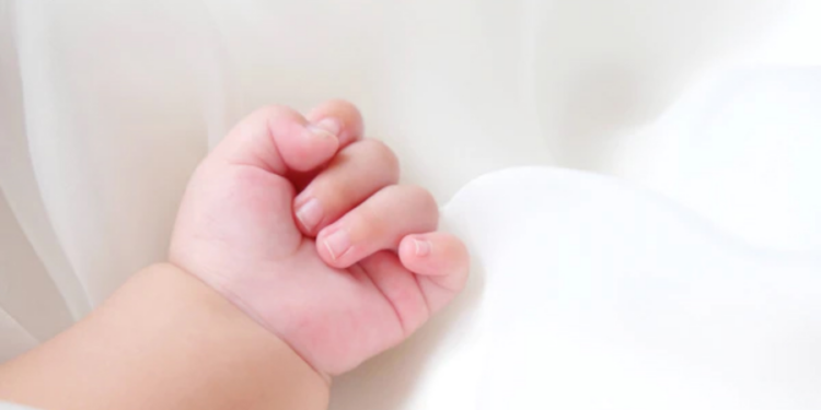 பிறந்த தனது சிசுவை 50,000 ரூபாய்க்கு விற்பனை செய்த தந்தை