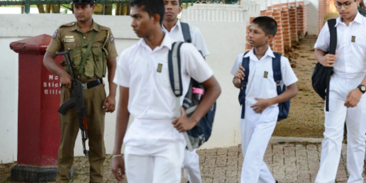 தீ வைத்த குற்றச்சாட்டில் 16 மாணவர்கள் கைது!