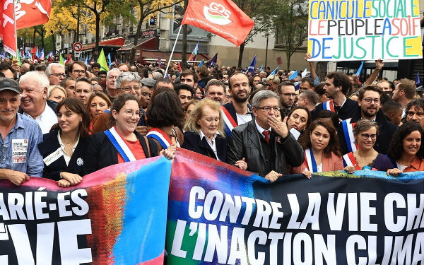 பாரிஸில் நகரில் பணவீக்கத்திற்கு எதிராக போராட்டத்தில் ஈடுபடும் மக்கள்