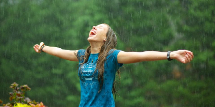 மழையில் குளிப்பது சருமத்திற்கும், கூந்தலுக்கும் நல்லதா?